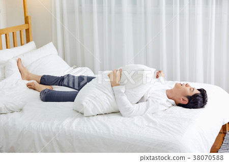 二十歲的男人睡過頭了,累了 二十歲的男人睡過頭了,累了 38070588