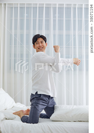 二十多歲的男人伸展，伸展，伸展，伸展在床上 38071194