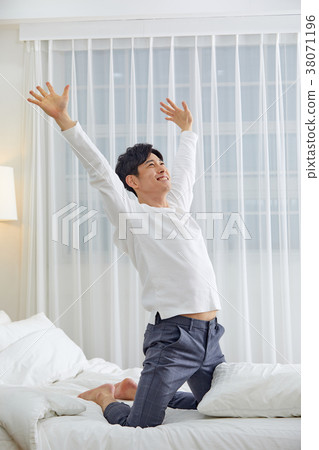 二十多歲的男人伸展，伸展，伸展，伸展在床上 38071196