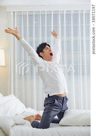 二十多歲的男人伸展，伸展，伸展，伸展在床上 38071197