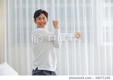 二十多歲的男人伸展，伸展，伸展，伸展在床上 38071200