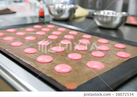Macaroons before baking Macaroons before baking 38072534
