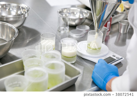 Patissier making sweets 38072541