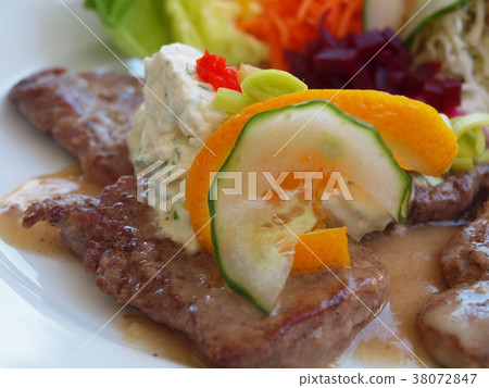 Grilled beef with blue cheese 38072847