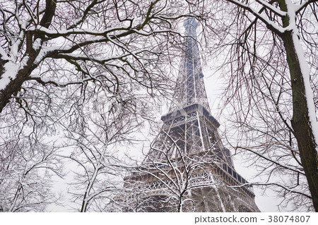 Eiffel tower on a day with heavy snow 38074807
