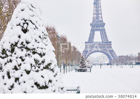 Eiffel tower on a day with heavy snow 38074814