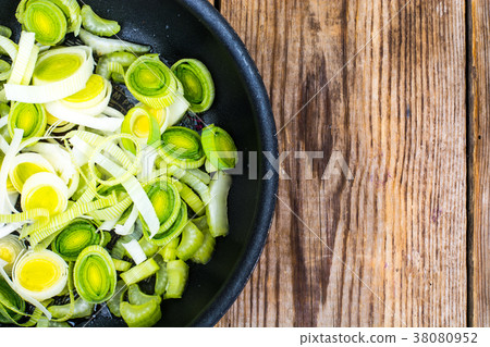 Chopped leeks in frying pan 38080952