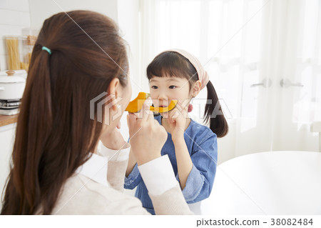 Housing, Life, Family, Mother, Daughter, Korean 38082484