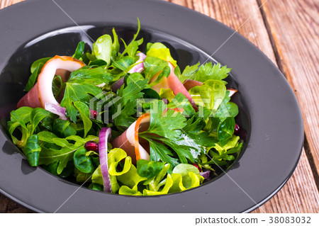 Mixt of lettuce leaves with Parma ham 38083032