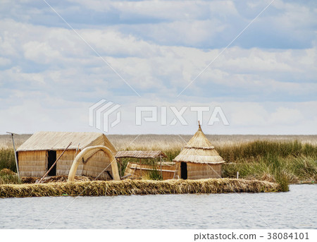 Uros Islands on Lake Titicaca in Peru 38084101