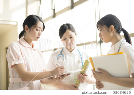 A nurse who consults 38084639