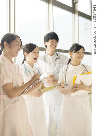 A smiling nurse 38084641