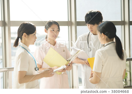 A nurse who consults 38084668