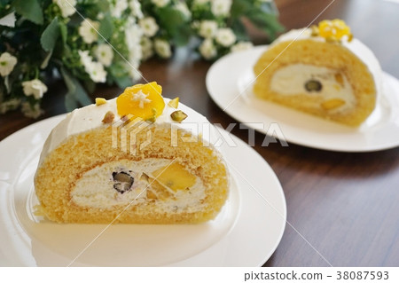 切的芒果卷蛋糕和切開 38087593