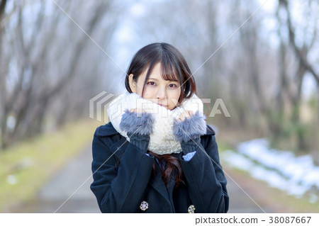 冬天的年輕女子的畫像 38087667