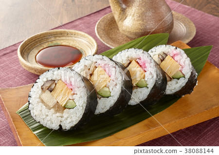 Sushi rolls  38088144