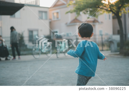 younger, play, enjoy oneself 38090225