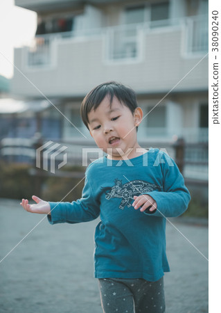 younger, play, enjoy oneself 38090240