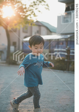 younger, play, enjoy oneself 38090246