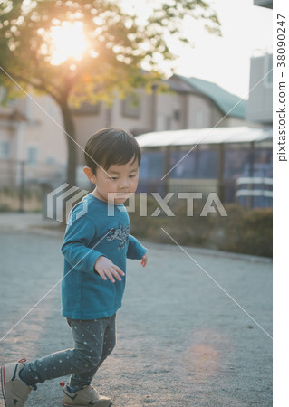 younger, play, enjoy oneself 38090247