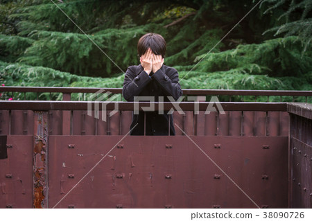 靠扶手的男人 38090726