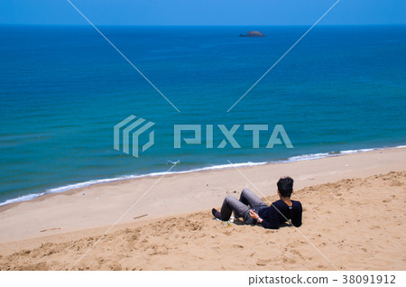 Sand dune and sea 38091912