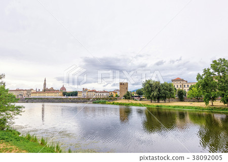 Daylight cloudy day view to Arno river 38092005