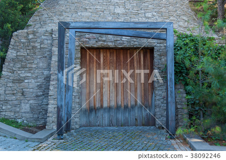 wooden gate 38092246