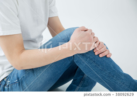 男子抱著膝蓋 38092629