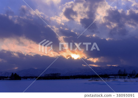 Sunset over the northern earth Sunset over the northern earth 38093091