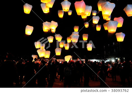 夜晚,平溪天燈節,天燈,節日,節慶,氣氛,平安,知名景點,向上,上昇,孔明燈,祈福,元宵節 38093762