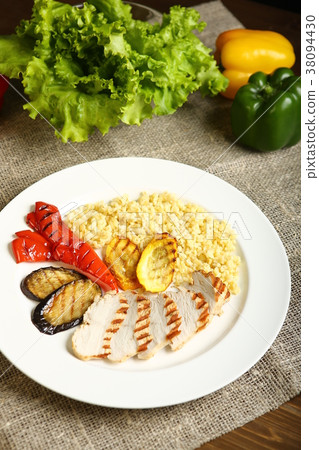 Grilled chicken and vegetables with bulgur 38094430