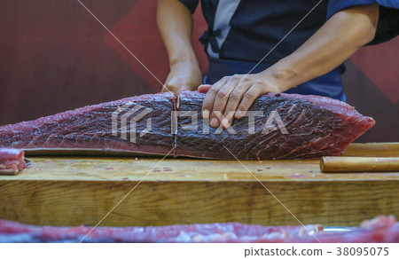 Tuna fish cutting Tuna fish cutting 38095075