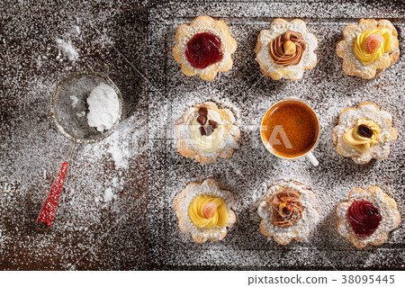 Assorted small cookies . 38095445