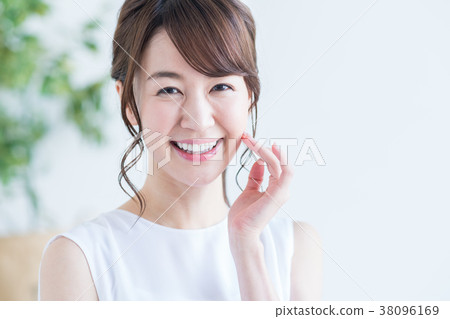 年輕的女士 年輕的女士 38096169