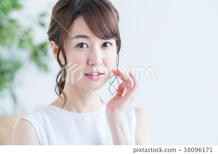 young woman      38096171