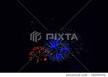 自然設計煙花的背景材料·發射紅色和藍色菊花煙花牡丹煙花的火花·橫向位置 38099349