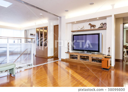 明亮的大客廳大電視 明亮的大客廳大電視 38099800