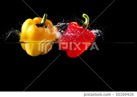 bell pepper in water with splash 38100426