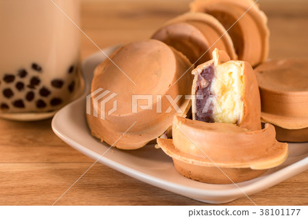 車輪餅,紅豆餅,珍奶,Wheel cake, red bean cake, Bubble tea 車輪餅,紅豆餅,珍奶,Wheel cake, red bean cake, Bubble tea 38101177