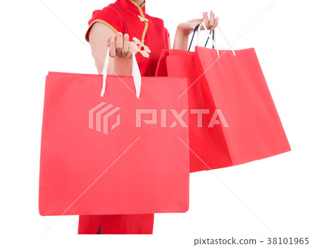 close up of shopping bag in hand of woman 38101965