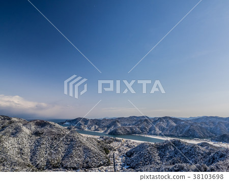 在Kinosaki溫泉Shirosaki溫泉外面的斯諾伊風景在日本和冬天風景的清楚的海 38103698