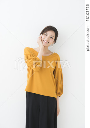 春季二十多歲女性(白色背景) 春季二十多歲女性(白色背景) 38103716