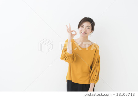 春季二十多歲女性(白色背景) 春季二十多歲女性(白色背景) 38103718