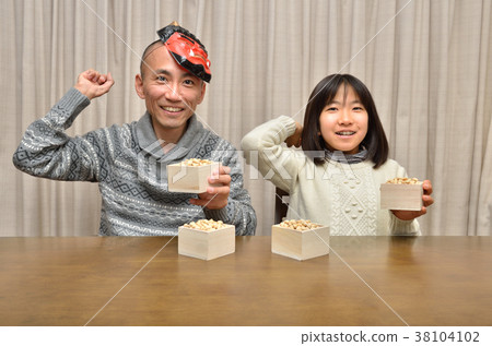 Parents and children enjoying setsubun 38104102