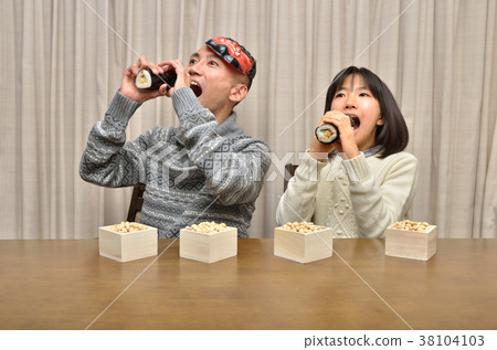 Parents and children enjoying setsubun 38104103