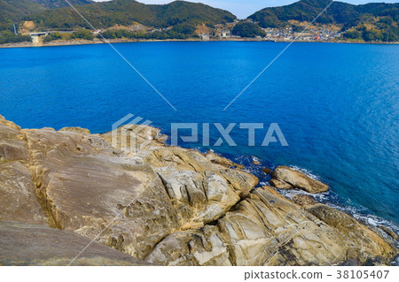 Blue sky and sea seen from Onigaki coast (Mie Prefecture) Blue sky and sea seen from Onigaki coast (Mie Prefecture) 38105407