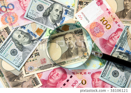 海外紙幣和放大鏡 38106121
