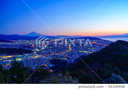 Shizuoka cityscape and Mt. Fuji before dawn 38106480