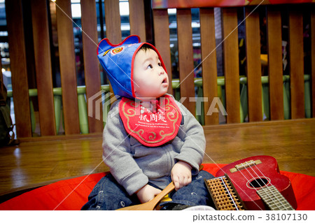 趙週採摘在嬰兒面前放置一個有意義的物品,用它來告訴孩子的未來 趙週採摘在嬰兒面前放置一個有意義的物品,用它來告訴孩子的未來 38107130